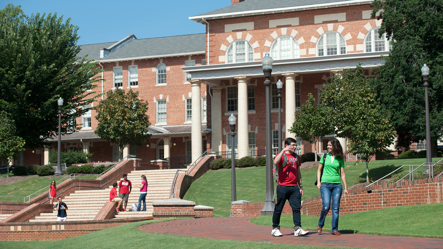 Students walk and talk in the Court of North Carolina.